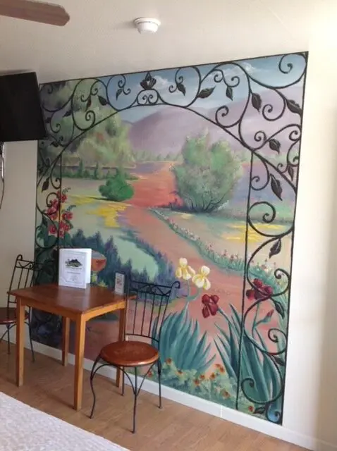 The “garden room” featuring a mural by local Artist Joyce Smallwood